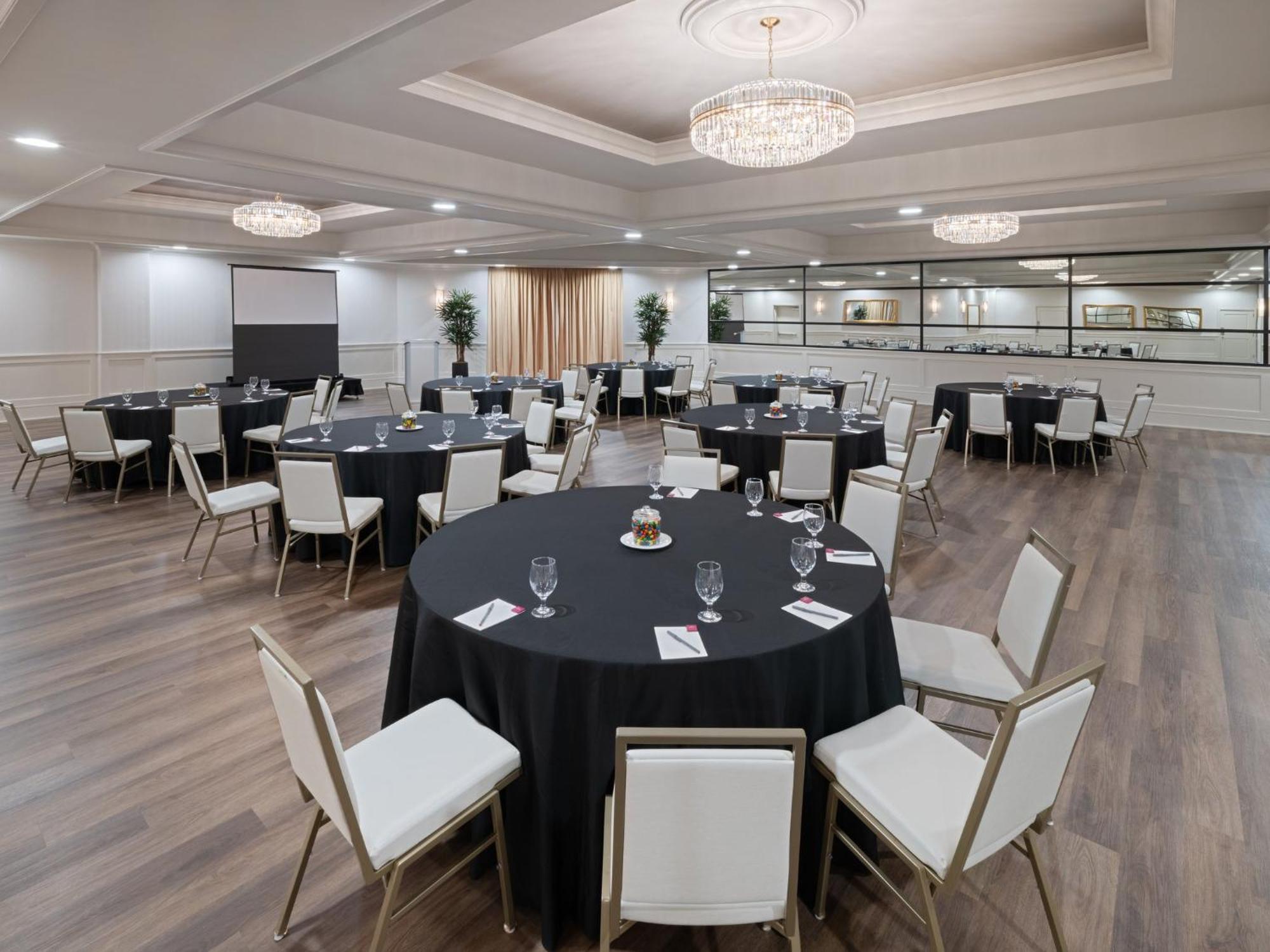 Crowne Plaza Suffern-Mahwah By Ihg Hotel Exterior photo